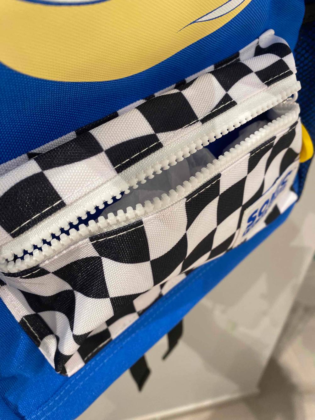 Ein Kindergartenrucksack im Test: Zipper von einer eingebauten Tasche eines Kindergartenrucksack.