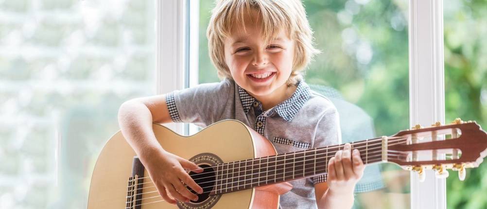 kindergitarren-spielen-auf-nylon-saiten