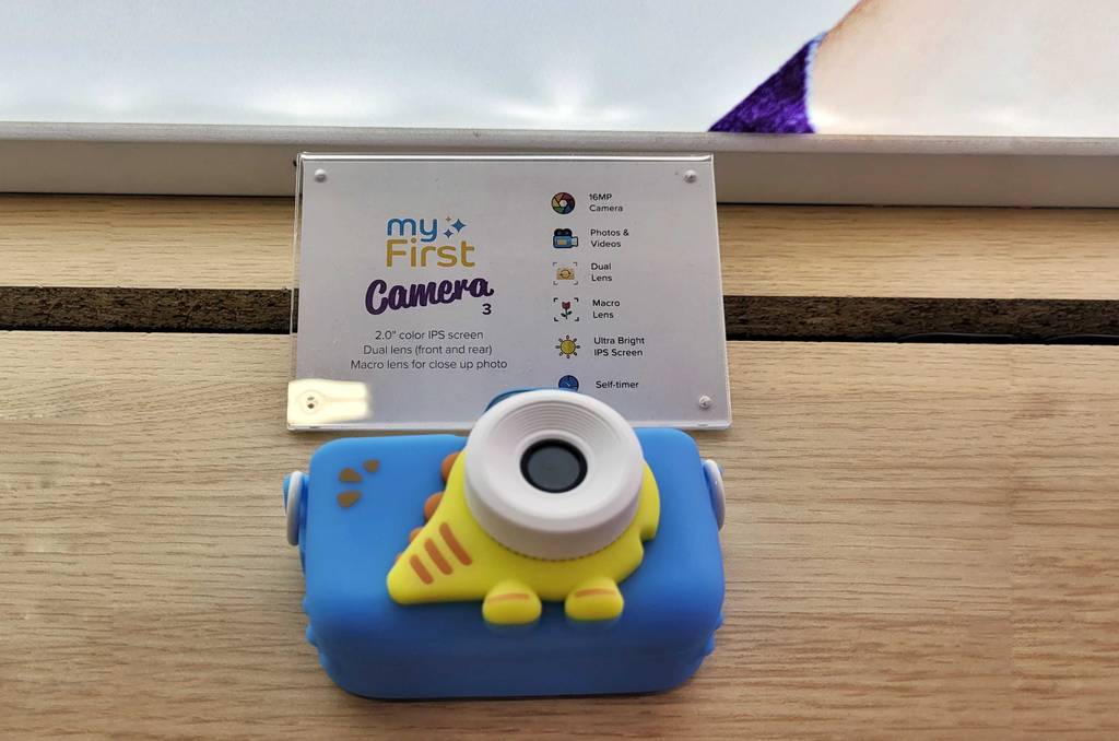 Kamera liegt auf Holzuntergrund.