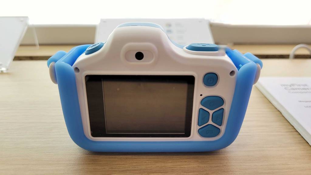 Display einer blauen Kinderkamera.