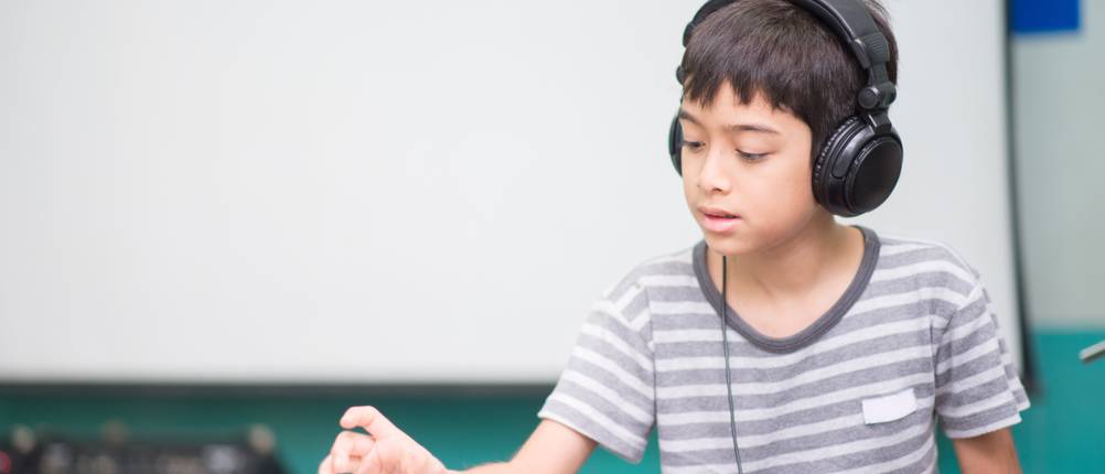 Mit einem Keyboard für Anfänger können Kinder bereits wichtige musikalische Kompetenzen wie das Notenlesen erlernen.