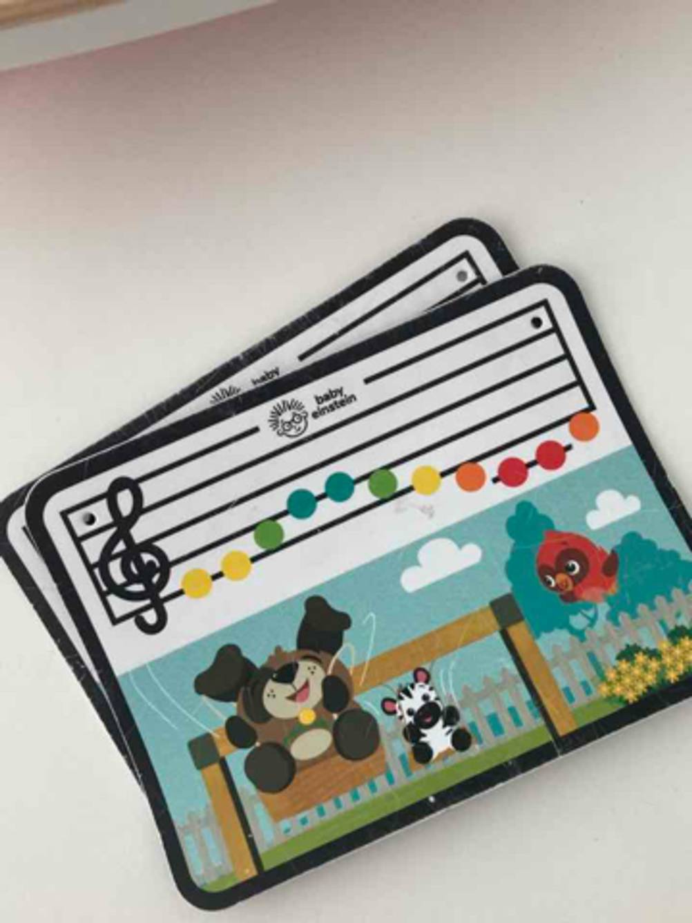 Die Spielkarten des getesteten Kinderklaviers einzeln auf einer hellen Fläche liegend.