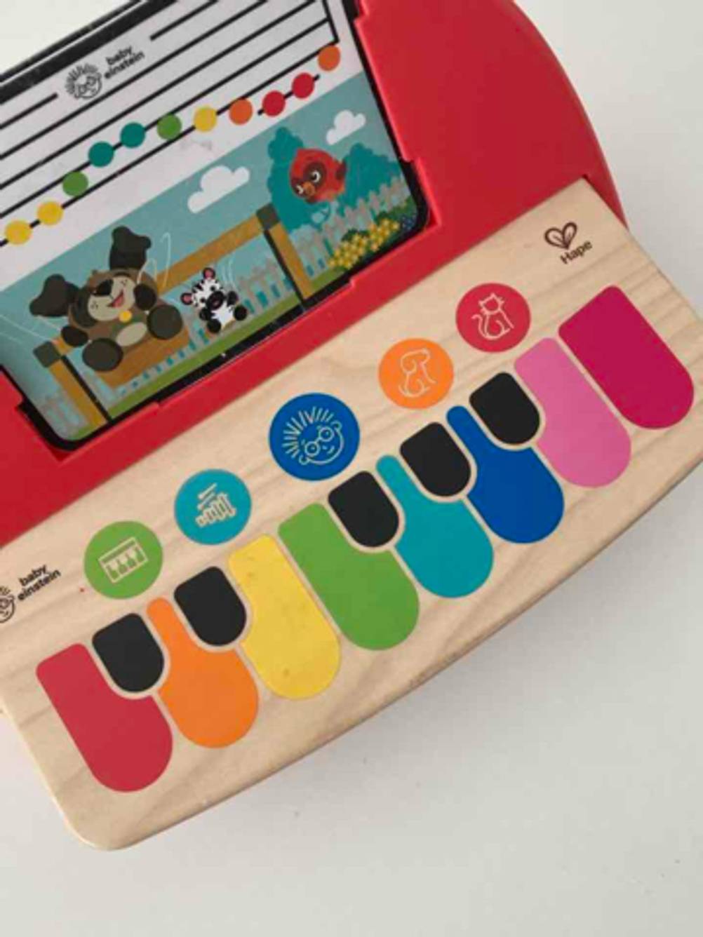 Nahaufnahme der Tasten des Kinderklaviers im Test.
