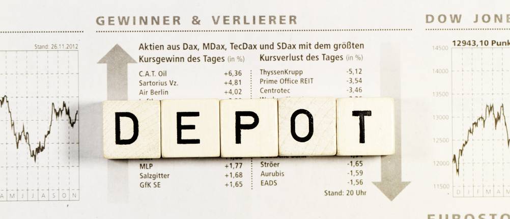 Auf einer Zeitung liegen mehrere Würfen die Zusammen das Wort Depot ergeben.