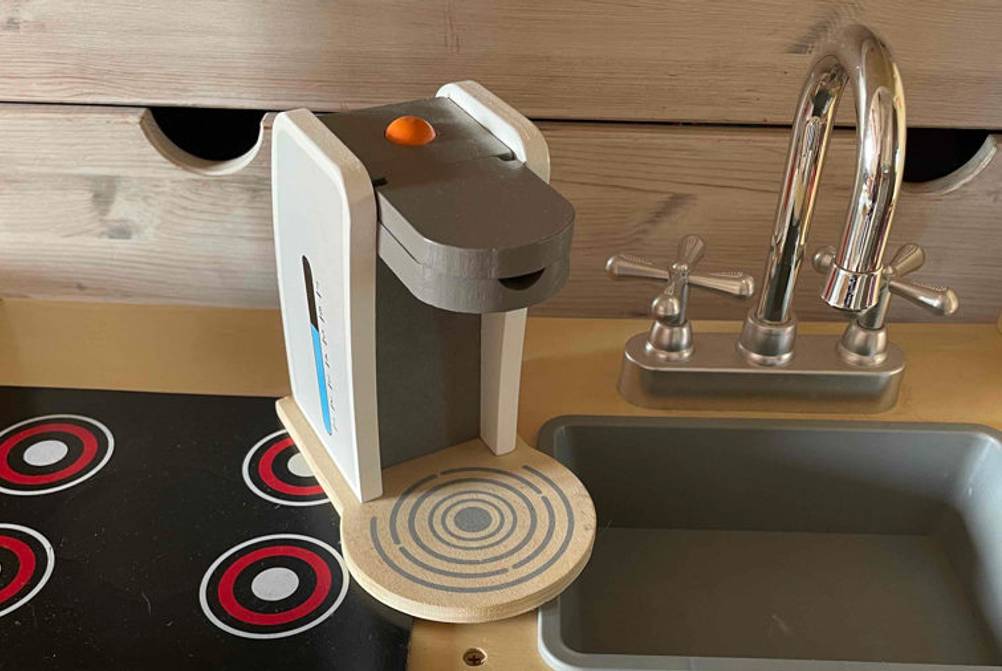 Kinderküche von Lidl von oben gesehen mit Herd, Waschbecken und Kaffeemaschine.