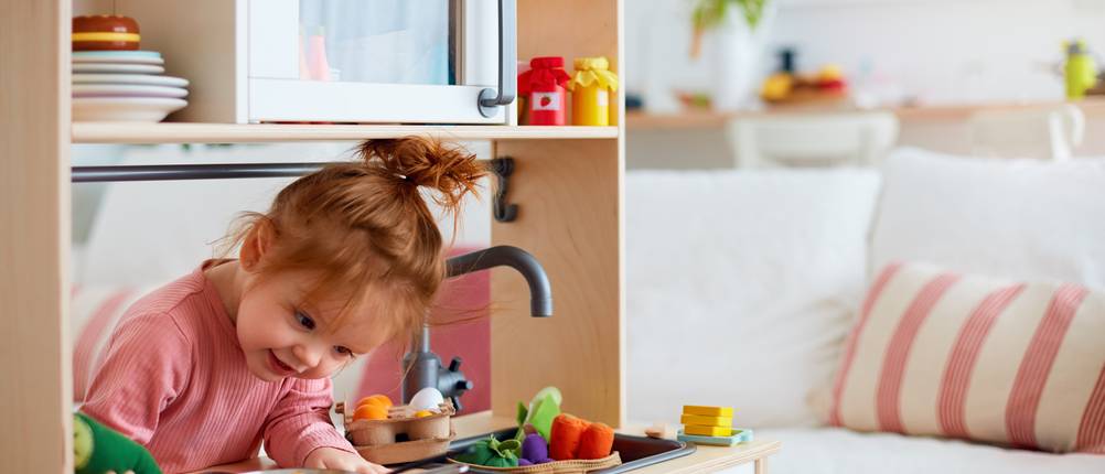Kinderküche im Test: Mädchen spielt mit Spielküche