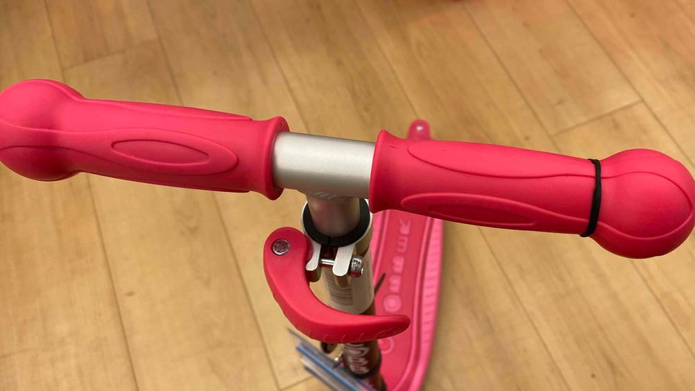 Kinderrollers mit 3 Rädern getestet: Nahaufnahme der Griffe des Lenkers.
