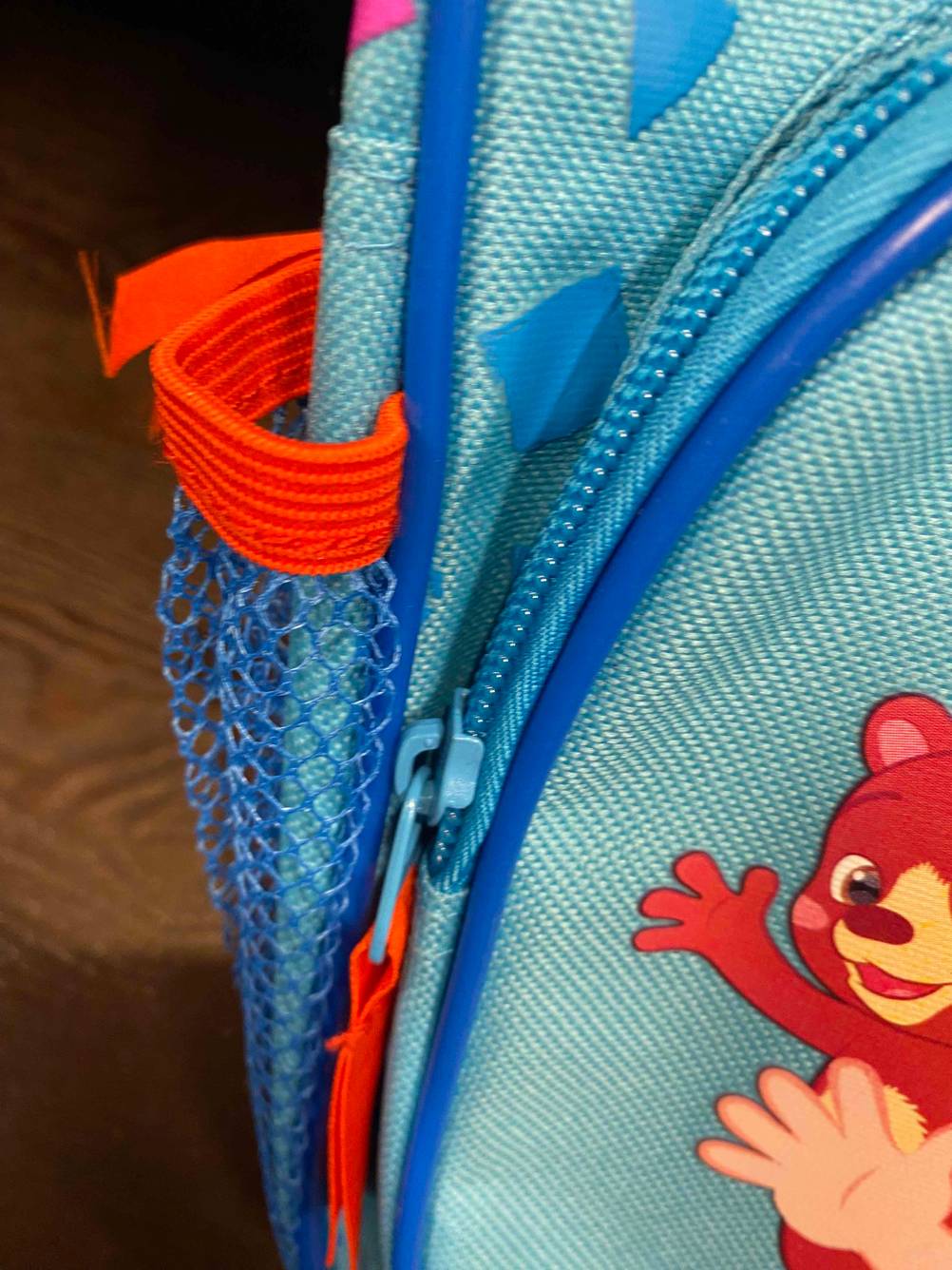 Im Test: Nahaufnahme des Reissverschlusszippers an der Vordertasche eines Kinderrucksack