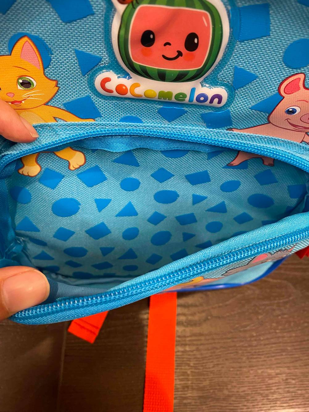 Nahaufnahme der geöffneten Vordertasche an einem getesteten Kinderrucksack.