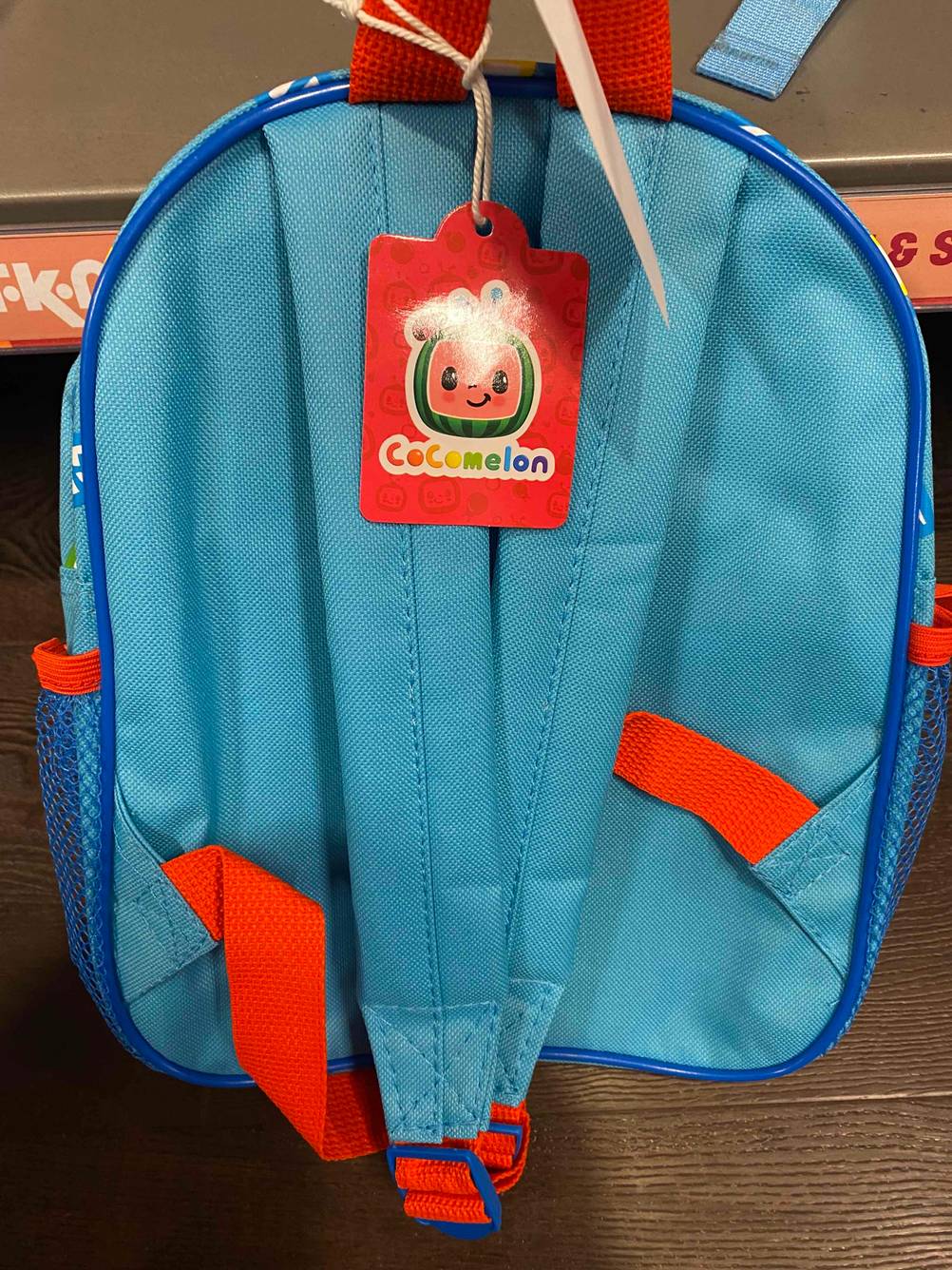 Die Rückseite eines Kinderrucksacks