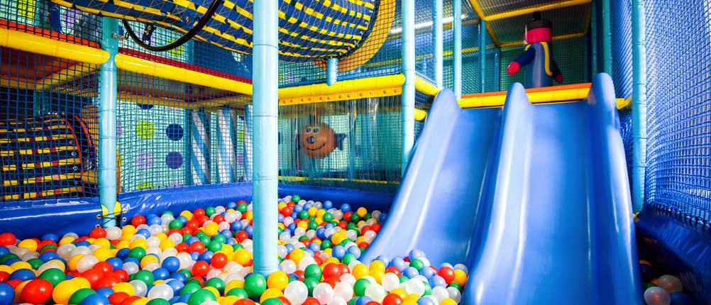 kinderrutsche im indoor spielplatz mit bällebad