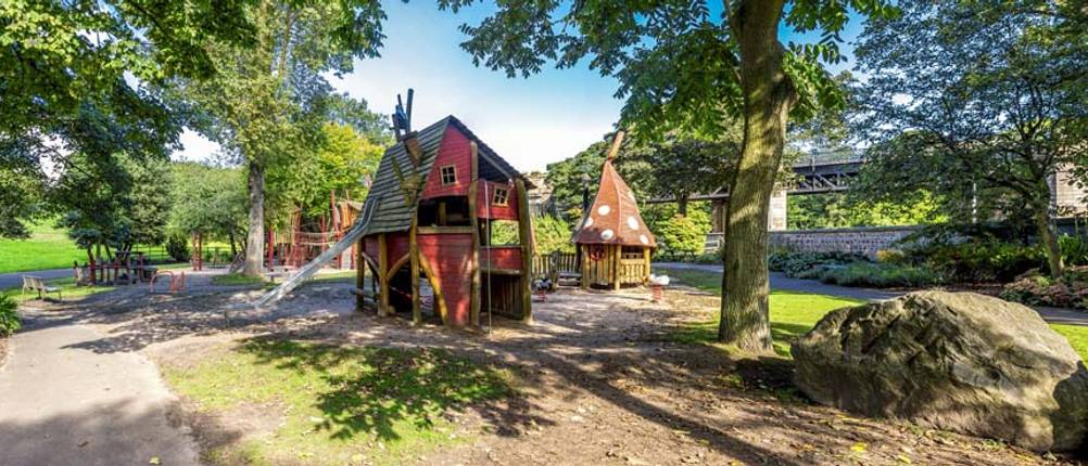 kinderrutsche auf spielplatz