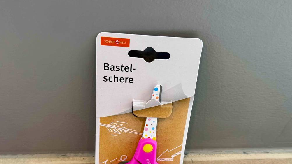 Kinderschere getestet: Nahaufnahme der Schneide und der Verpackung mit Logo und Artikelbezeichnung.