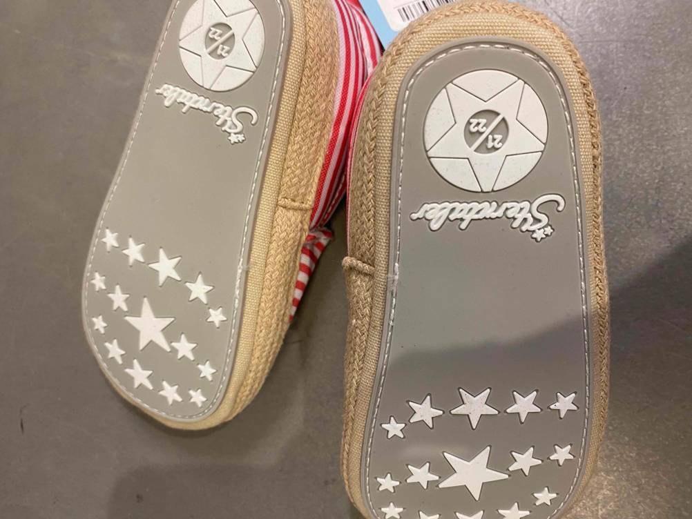 Rutschfeste Sohlen von Kinderschuhen.