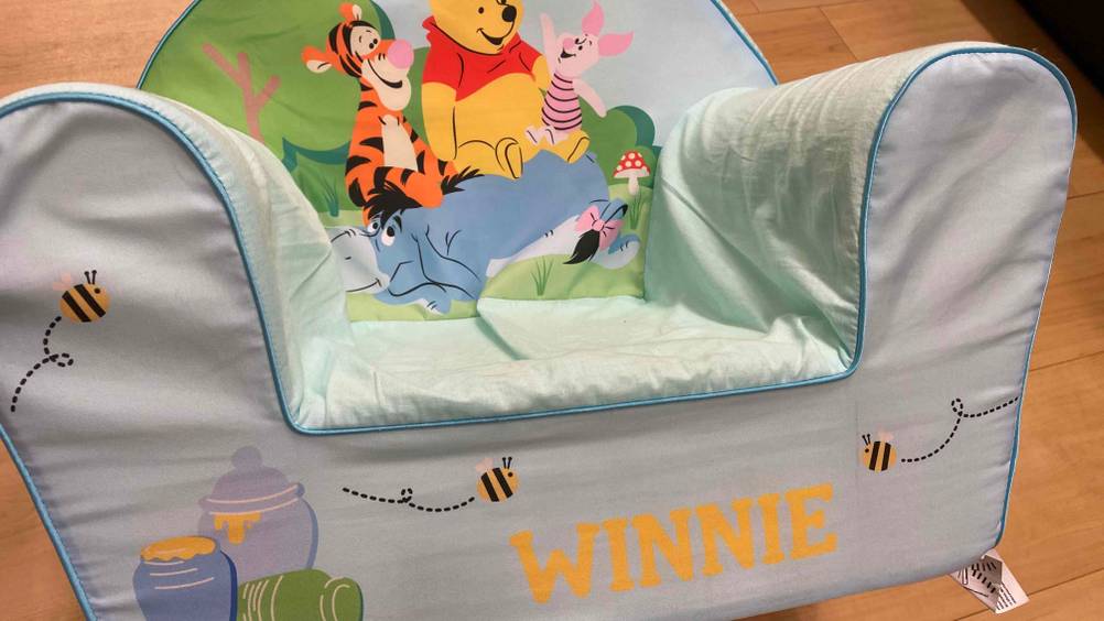 Ein getesteter Kindersessel von vorne mit Schriftzug.