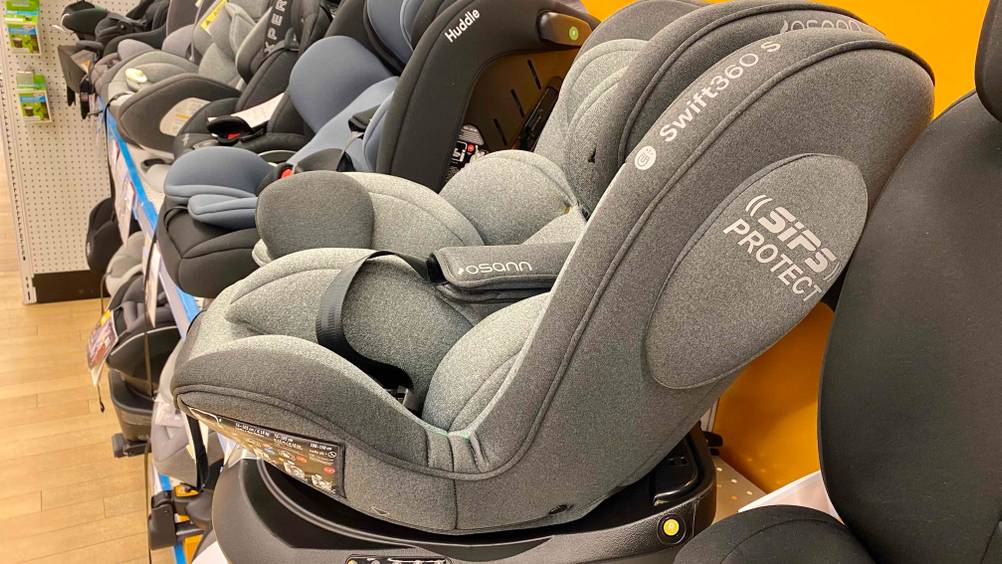Drehbarer Kindersitz im Test befindet sich in einem Kaufhaus.