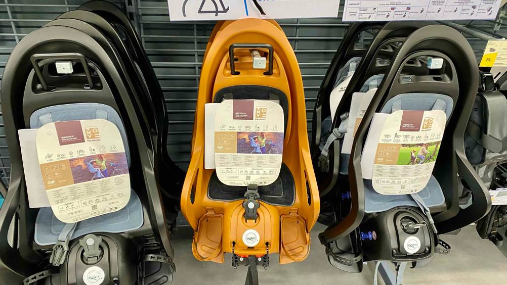 Kindersitz Gepäckträger getestet: Ein Sitz neben anderen im Regal hängend.