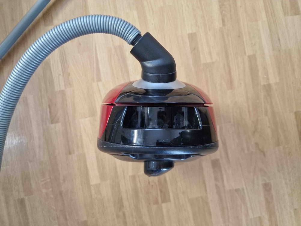 Im Test: Nahufnahme des Griffes an einem Kinderstaubsauger von oben auf einer hellen Fläche.