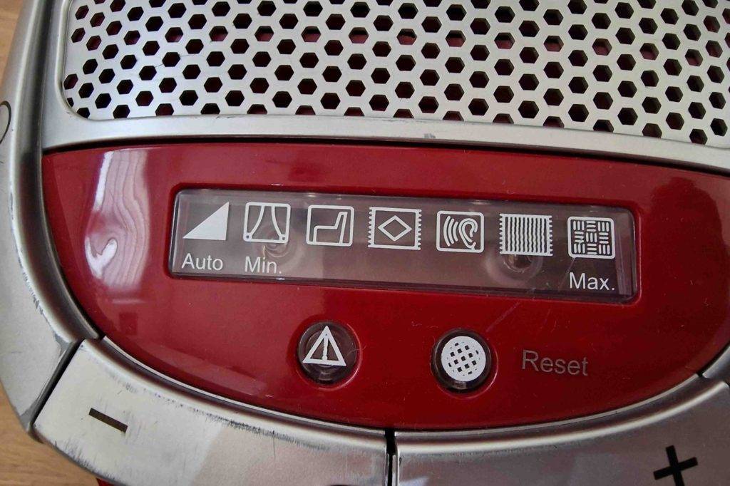Kinderstaubsauger im Test: Detailansicht des Bedienpanels.