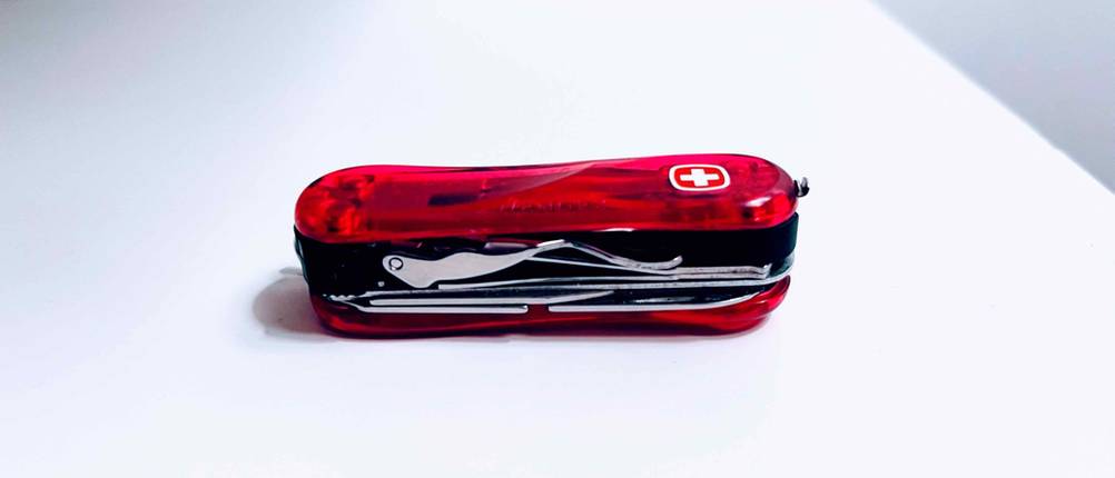 Seitenansicht eines Kindertaschenmesser im Test auf einer hellen Fläche.