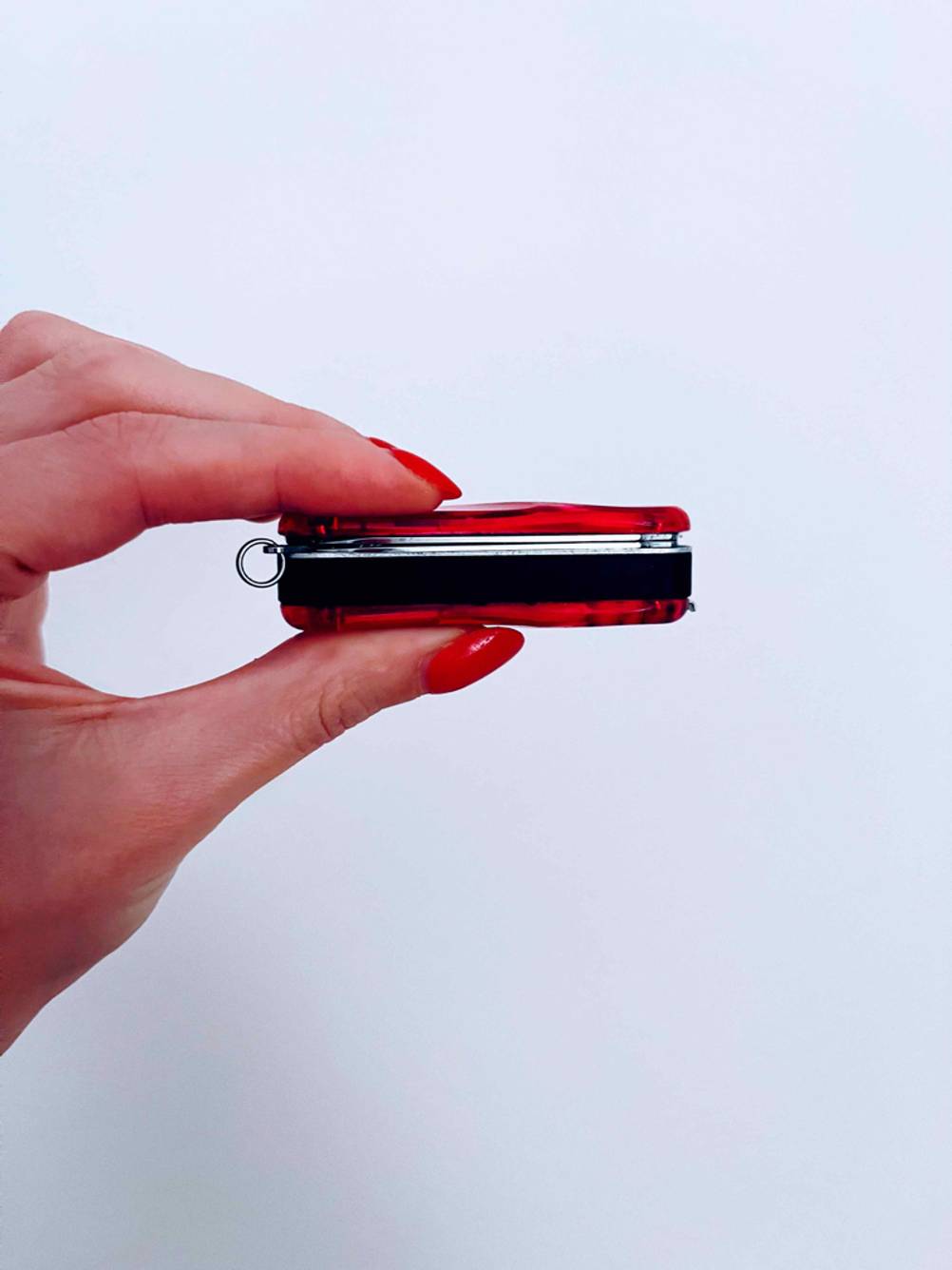 In der Hand befindet sich ein getestetes Kindertaschenmesser.