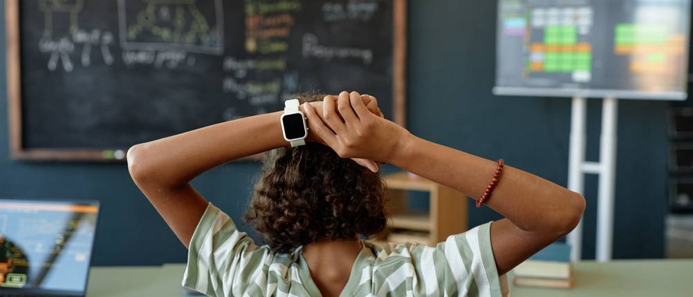 Kinderuhr mit Telefonfunktion Test: Kind mit Smartwatch in der Schule