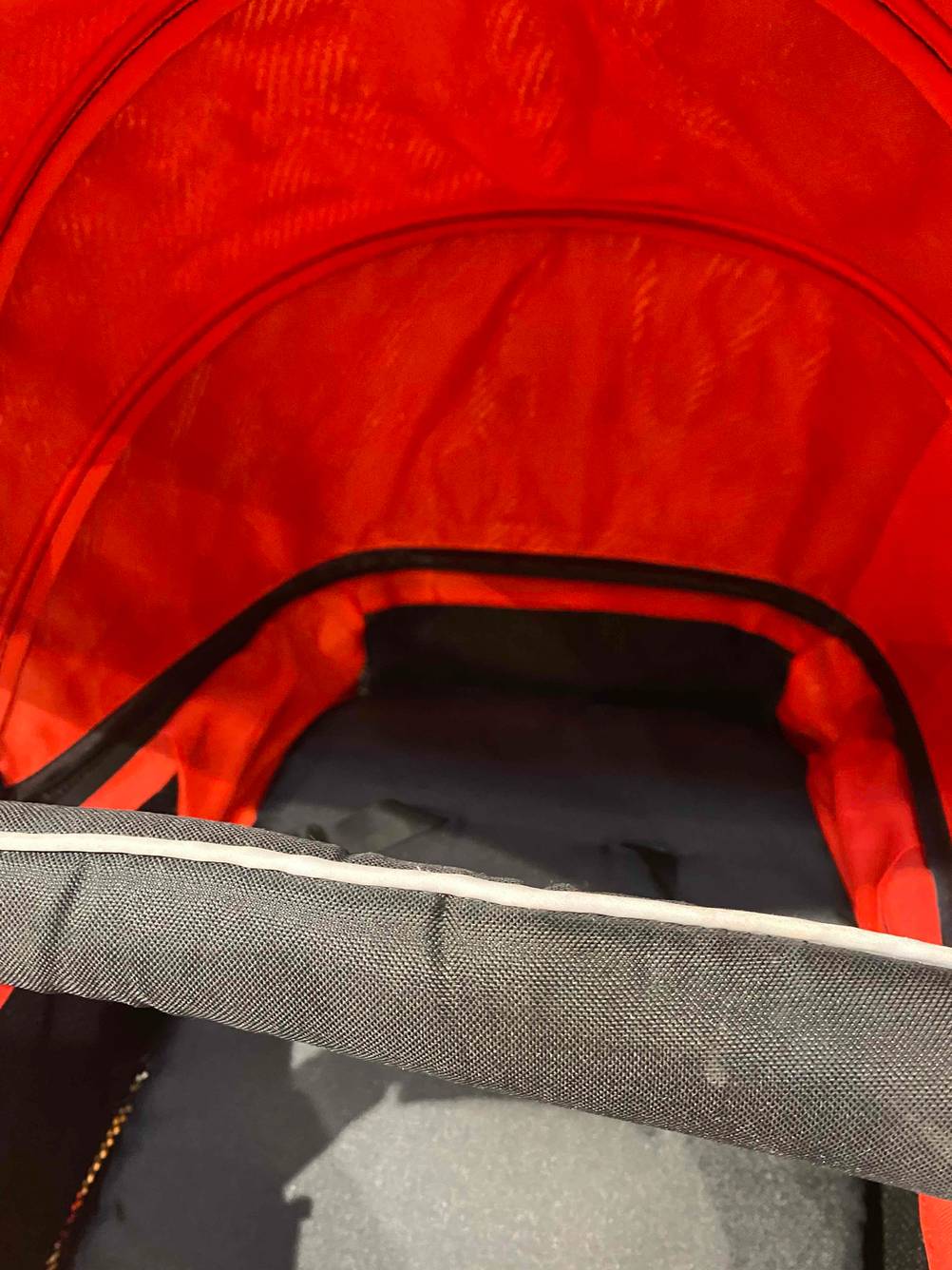 Regenschutz von einem getestetem Kinderwagen.