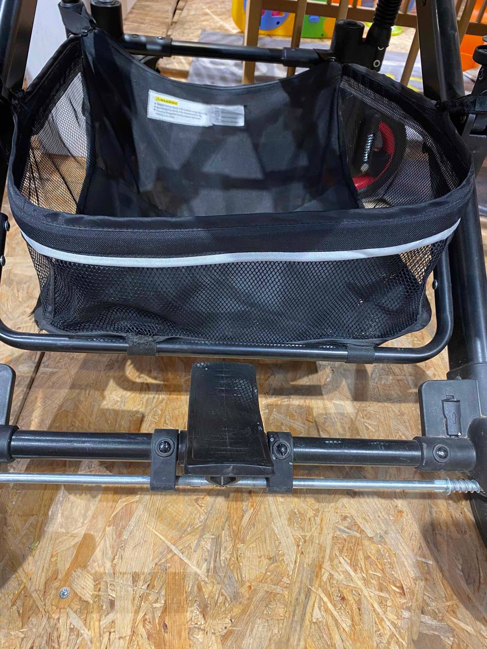 Eingebauter Einkaufswagen von einem getestetem Kinderwagen.