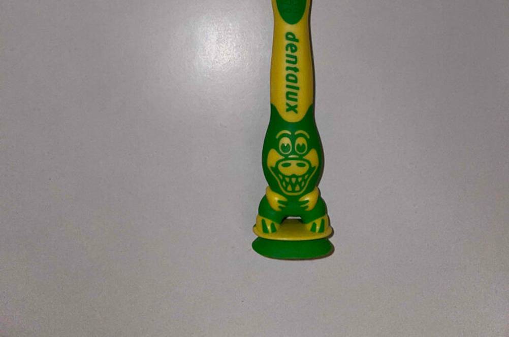 Kinderzahnbürste getestet: Nahaufnahme des unteren Bereiches des Griffes mit einem Gesicht.