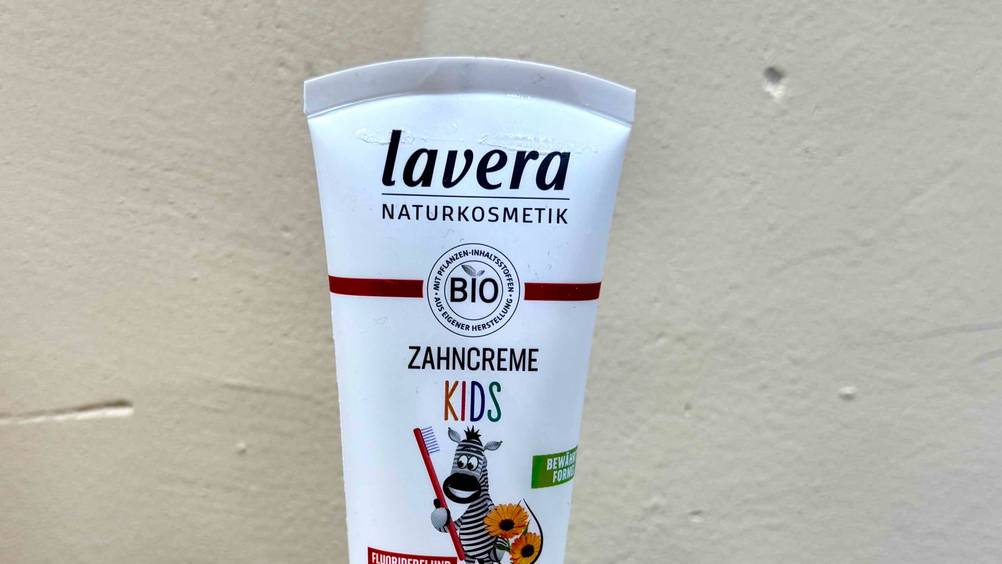 Kinderzahnpasta ohne Fluorid getestet: Nahaufnahme der Verpackung mit Logo.