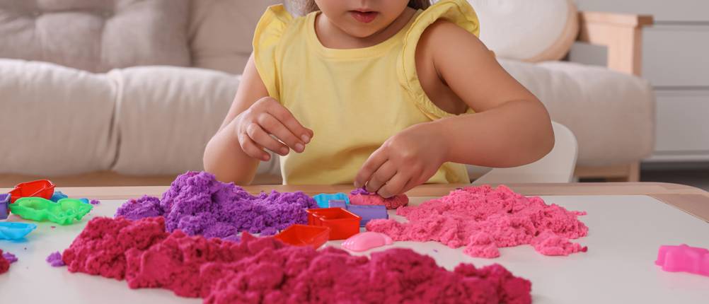 Kinetic Sand im Test: ein Kind spielt mit dem Kinetic Sand