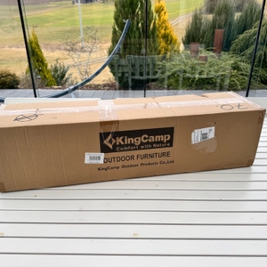 Der Karton des KingCamp Moonchair KC3989 liegt auf einem Tisch
