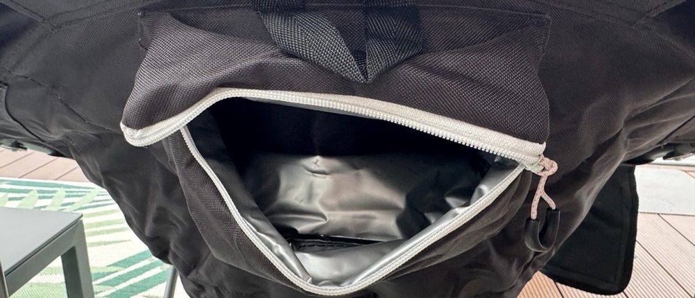 Ein geöffneter Reißverschluss zu einer Tasche am KingCamp Moonchair KC3989