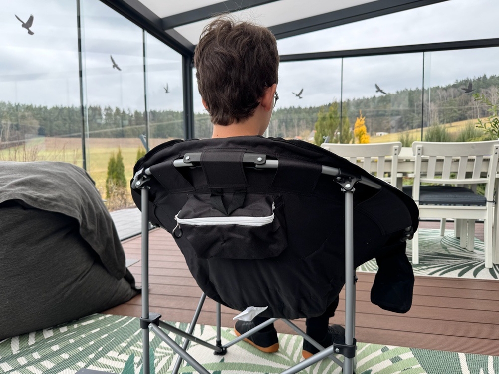 Eine Person von hinten im KingCamp Moonchair KC3989