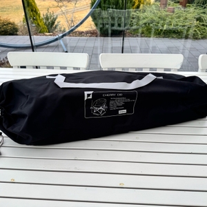 Der KingCamp Moonchair KC3989 liegt in seiner Schutzhülle auf einem Tisch