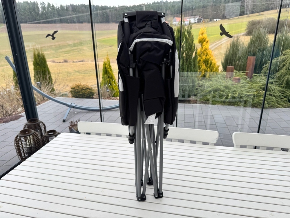 Der KingCamp Moonchair KC3989 steht zusammengeklappt auf einem Tisch