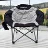 Der KingCamp Moonchair KC3989 steht auf einem Tisch