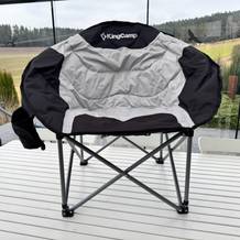 Der KingCamp Moonchair KC3989 steht auf einem Tisch
