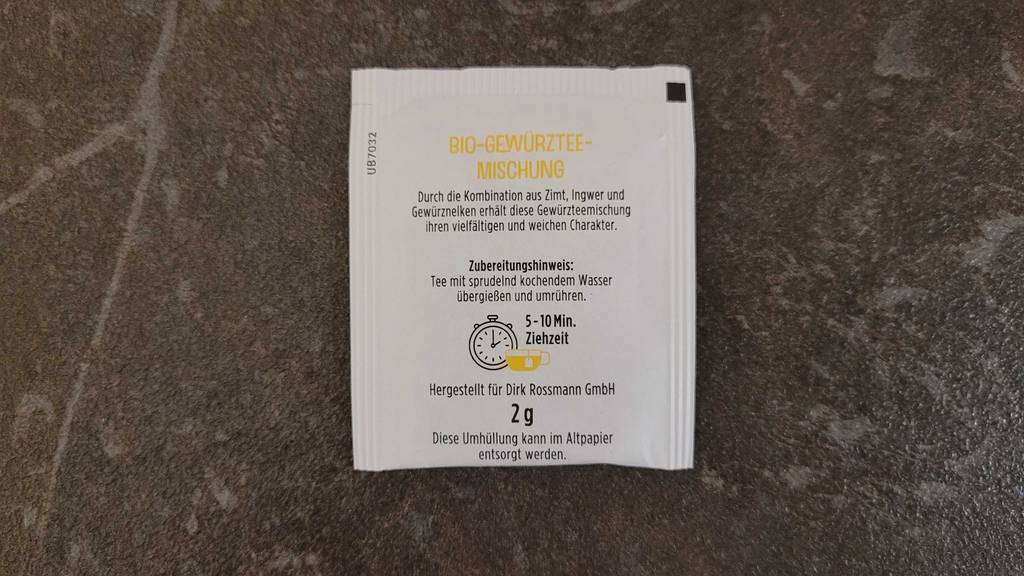 Chai-Tee getestet: Ein weißer Teebeutel Tee liegt auf einer dunklen Oberfläche.