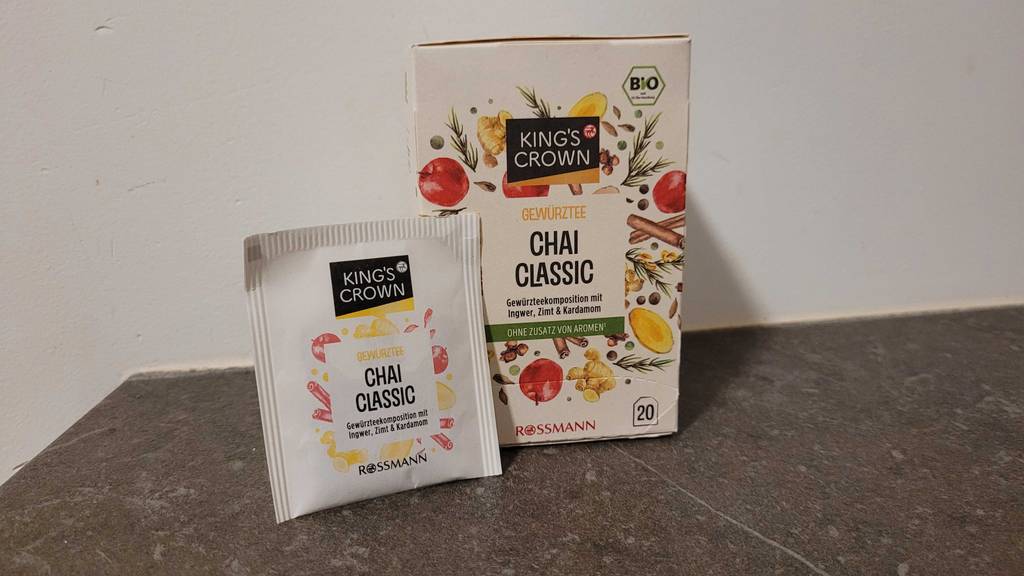 Chai-Tee-Test: Eine weiße Beutelpackung Tee befindet sich neben seiner Verpackung mit 20 Beuteln.