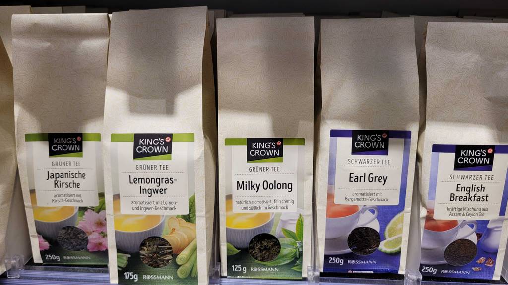 Getestete Milky-Oolong-Teebeutel stehen nebeneinander in einem Regal.