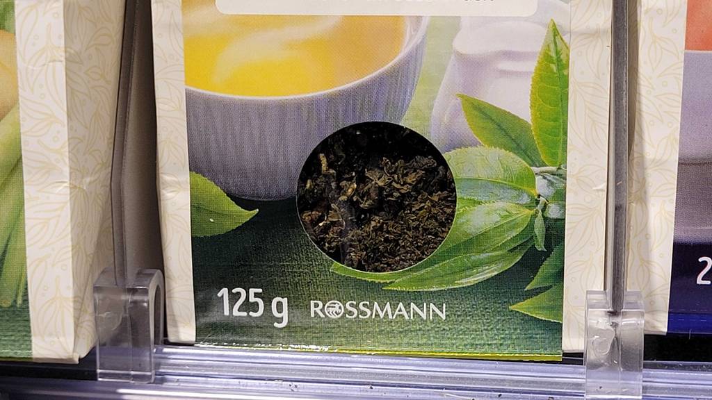 Detailansicht des Sichtfensters eines Beutels mit getestetem Milky-Oolong-Tee.