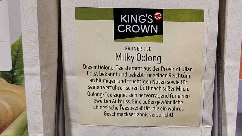 Nahaufnahme der Produktbeschreibung auf einem Beutel mit Milky-Oolong-Tee im Test.