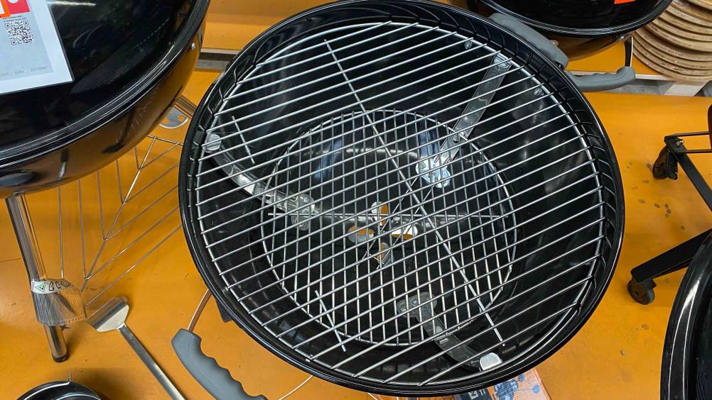 Ein geöffneter Kugelgrill, 57 cm, im Test, von oben betrachtet.