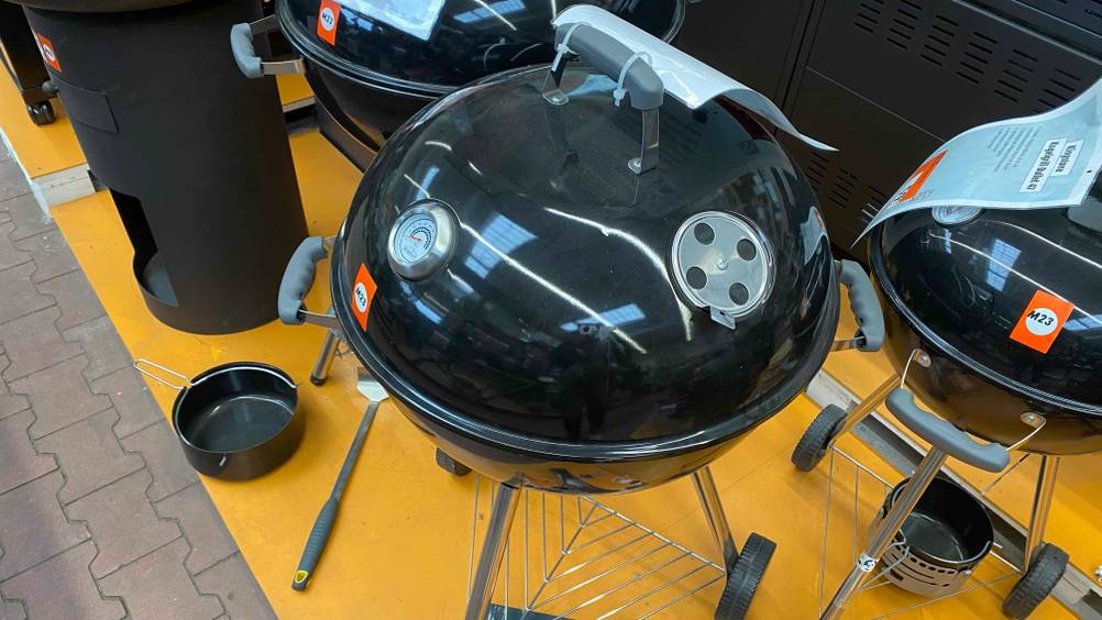 Ein geschlossener Kugelgrill 57 cm zum testen von oben betrachtet.