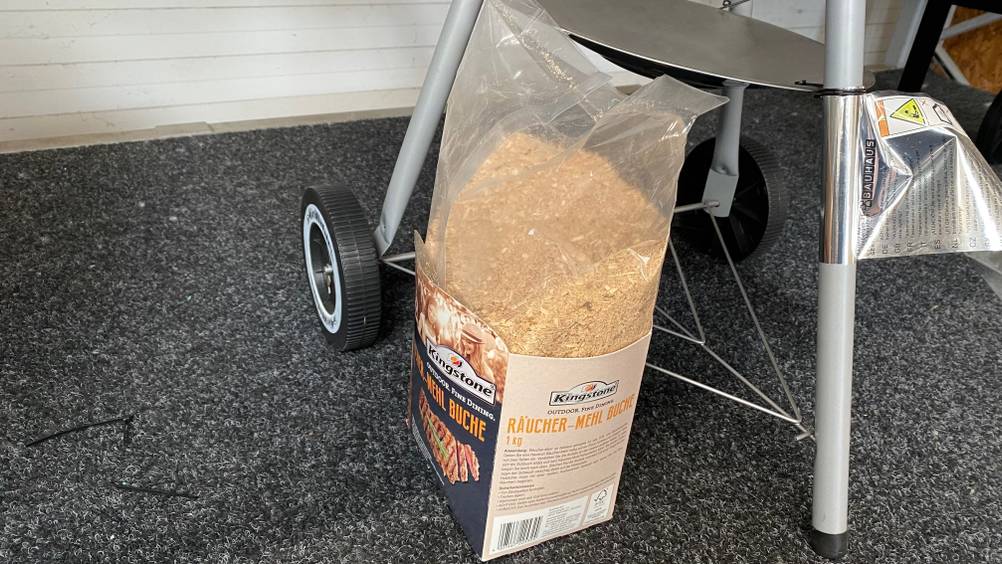 Auf der Seite einer Packung Räuchermehl zum testen stehen Anwendungshinweise.