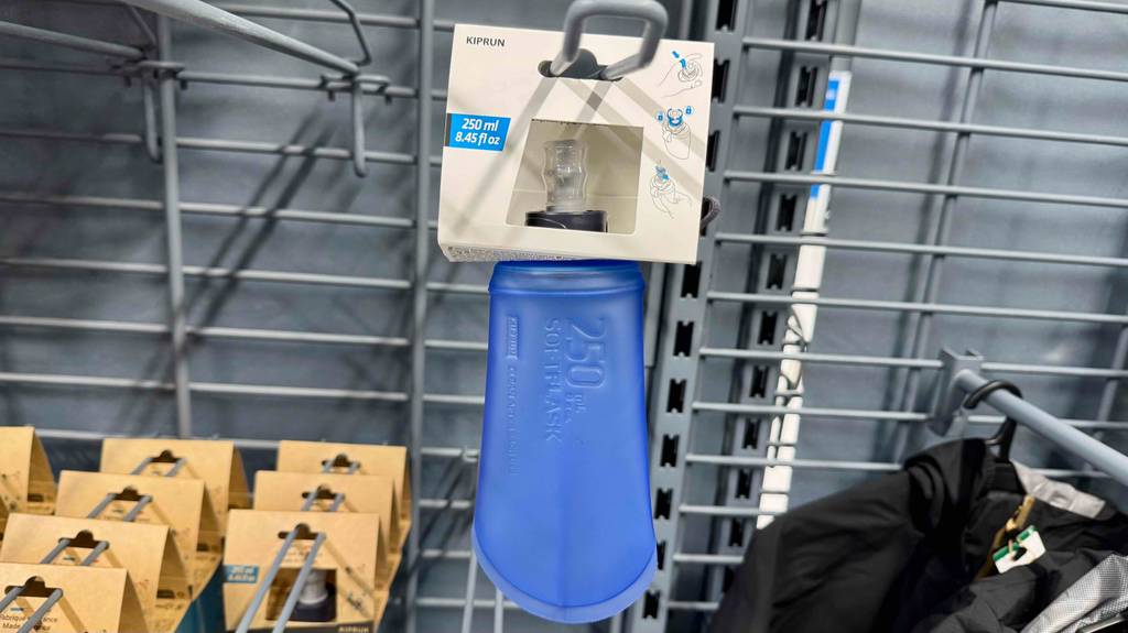 Trinkflasche zum Laufen im Test: Auf dem Kartonblister ist eine bebilderte Anleitung.