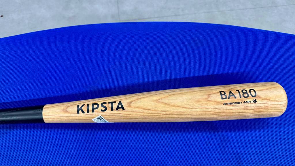 Nahaufnahme des Holzmaterials im Schlagbereich des getesteten Baseballschlägers der Marke KIPSTA.