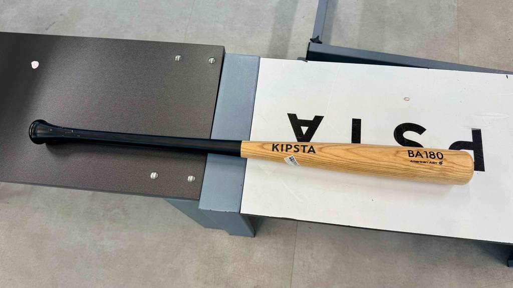 Nahaufnahme des Holz-Materials vom getesteten Baseballschläger der Marke KIPSTA.