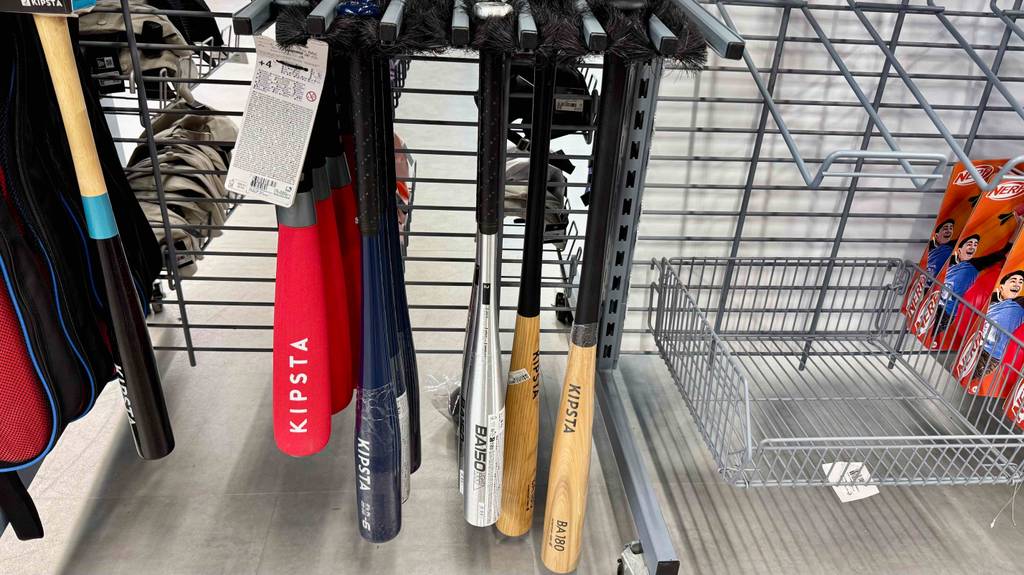 Mehrere KIPSTA-Baseballschläger im Test hängen an einem Verkaufsregal.